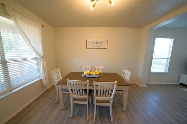 Building Photo - Beautifully Maintained Home in Schertz Now Available. Realtor Commission: $500