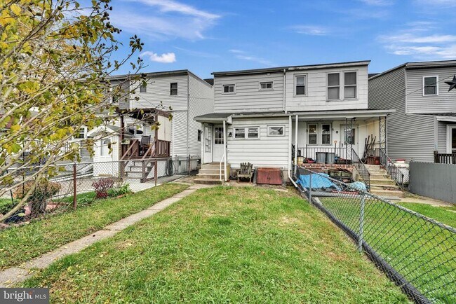 Building Photo - 523 W Oak St