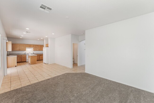 Building Photo - You're going to love this 4 bedroom 2.5 bath! Looks and Feels Brand New!