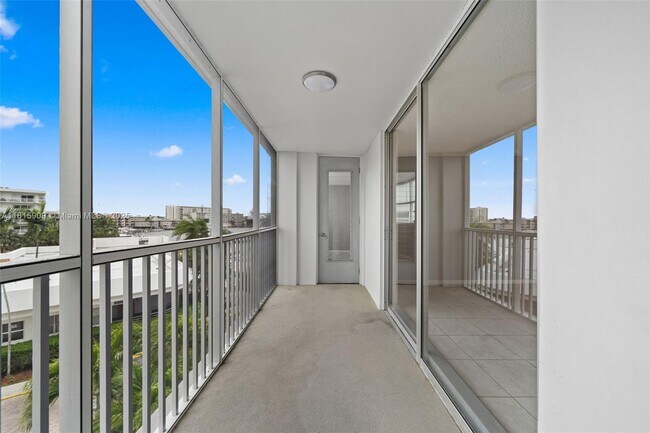 Building Photo - 100 Golden Isles Dr