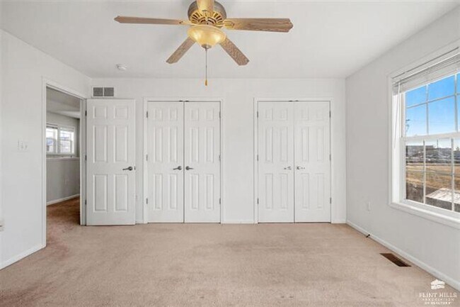 Building Photo - Charming Townhome, Prime Location, Cozy Li...