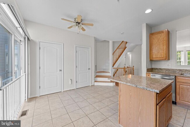 Building Photo - 702 Anoosh Ct