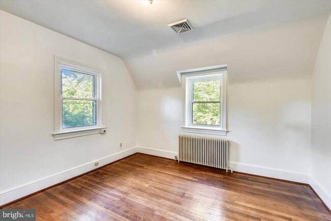 Building Photo - 400 Meadow Ln
