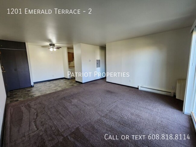 Building Photo - 1 bedroom/ 1 bath apartment in Sun Prairie...