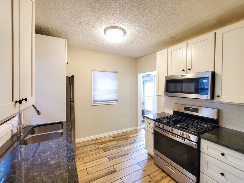 Building Photo - 1612 Thomas Pl N