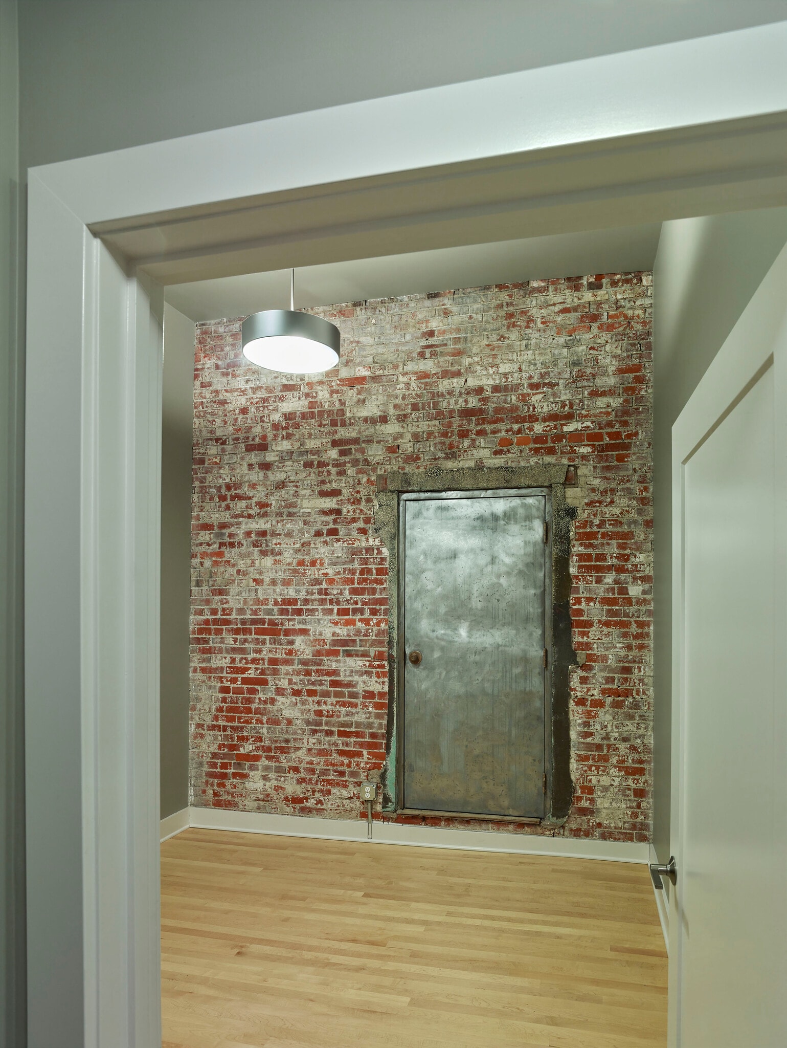 Building Photo - 127 E Main St