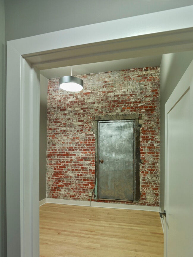 Building Photo - 127 E Main St