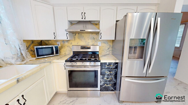Building Photo - Charming 4-Bed/2.5-Bth Home in Prime Santa...