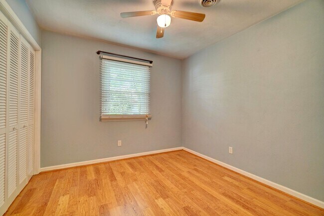 Building Photo - Fabulous 4-Bedroom Great Neck Home Ready 0...