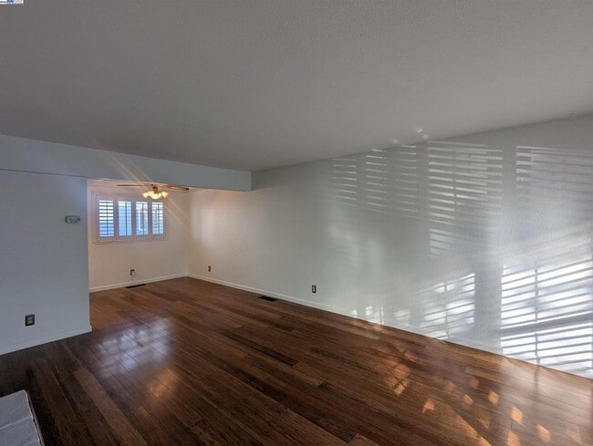 Building Photo - 744 Palomino Dr