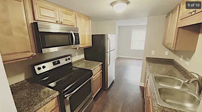 Building Photo - 2831 Lake Forest Dr