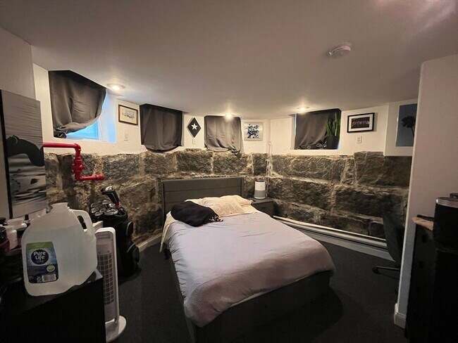 Building Photo - 915 Beacon St