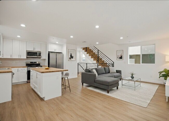 Building Photo - 4232 Rosewood Ave