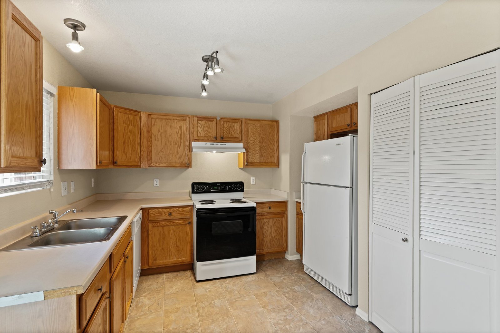 Building Photo - Move-In Ready 2-Bed Townhome with A/C & Fi...