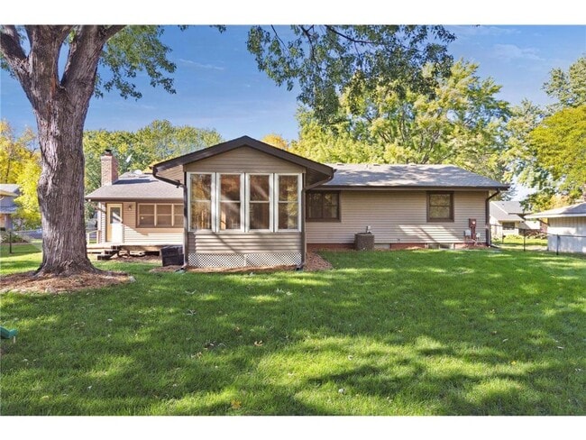 Building Photo - 6802 Cottonwood Ln N