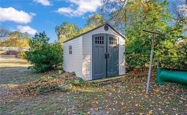 Building Photo - 2529 Sycamore St