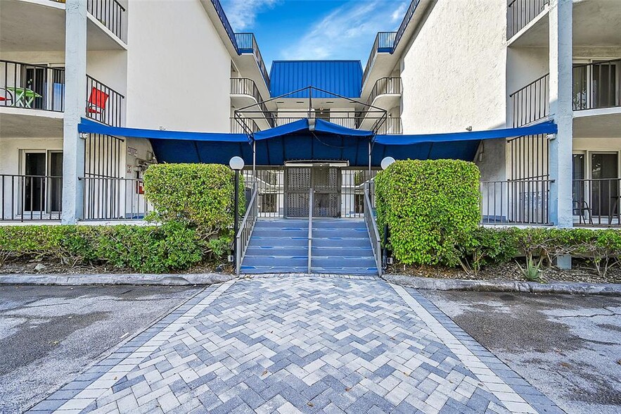 Building Photo - 3909 N Ocean Blvd