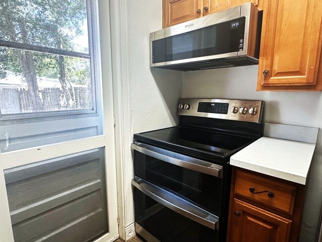 Building Photo - On Island, Close to Historic District & Be...