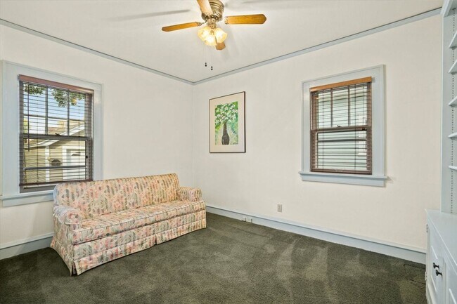 Building Photo - 1316 E Lake Bluff Blvd