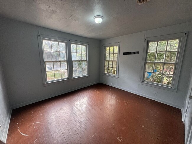 Building Photo - Large 2 Bedroom Home