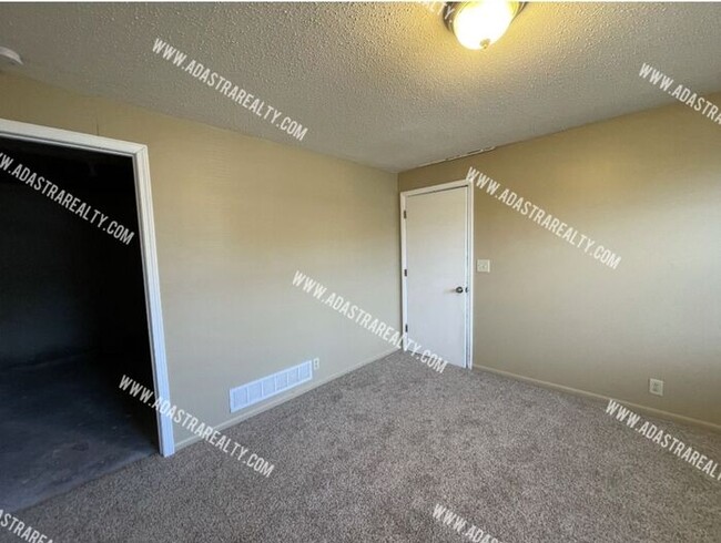 Building Photo - 1037 Jana Dr