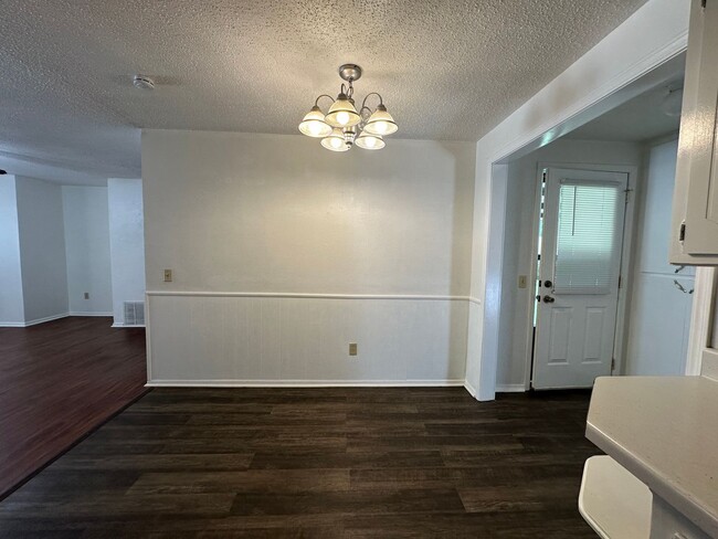 Building Photo - 4 Bed, 2 Bath house w/1 car garage