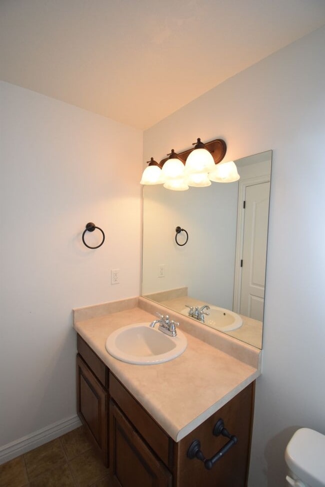 Building Photo - 3 Bedroom 3 Bath Townhome in Sun Crest!!!