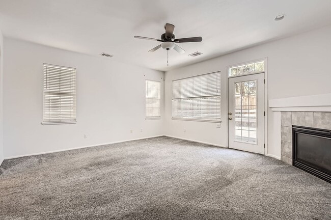 Building Photo - Evolve Real Estate: Spacious 2 Bedroom + L...