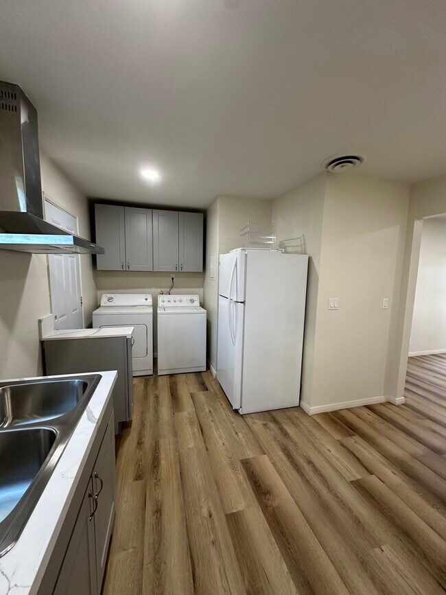 Building Photo - 519 E Ridgecrest Blvd