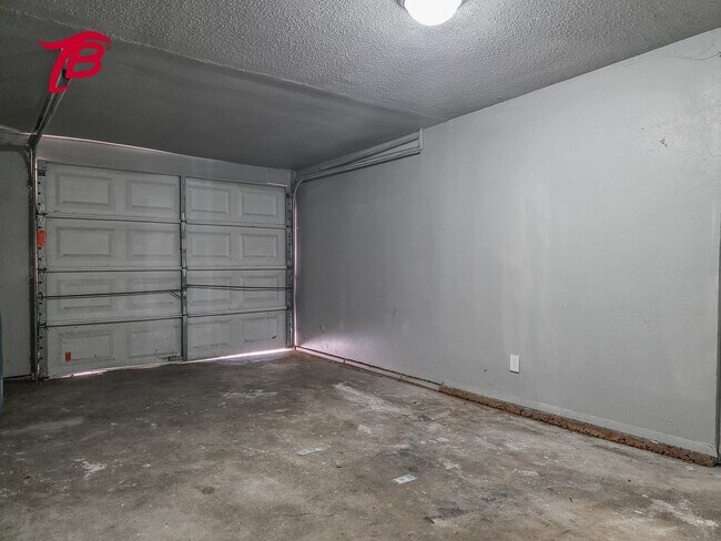 Building Photo - Spacious Split-Level 4-Bedroom Home with T...