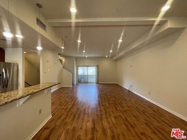 Building Photo - 15024 Magnolia Blvd
