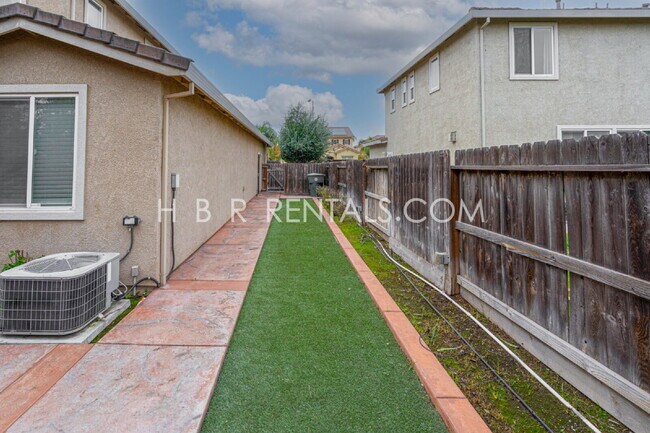 Building Photo - MANTECA RENTAL 4 BEDROOM OUTDOOR PIZZA OVEN in beautiful rear yard