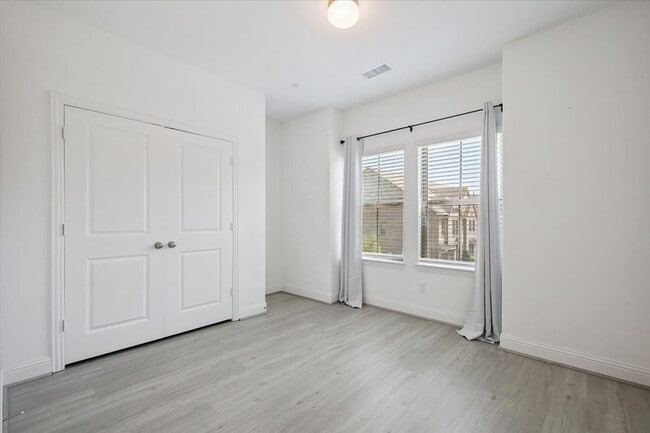 Building Photo - 4261 Shavano Dr