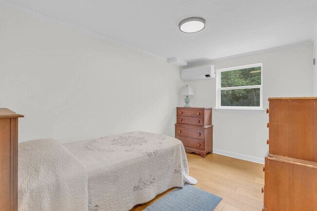 Building Photo - Easy Living in Red Bank!