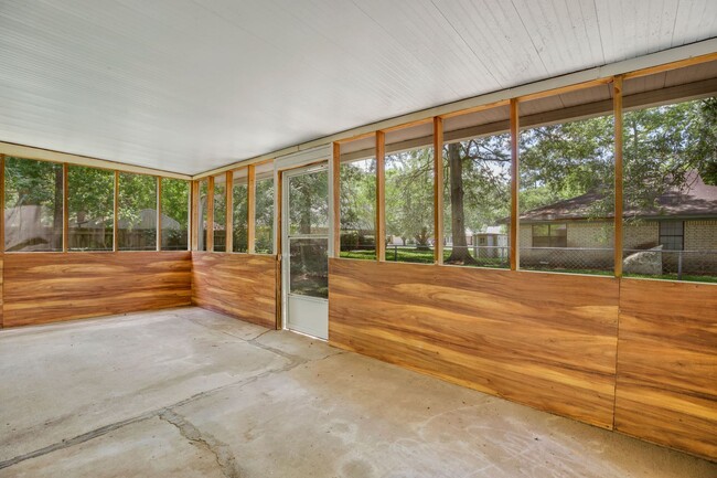 Building Photo - Spacious 3 Bedroom home