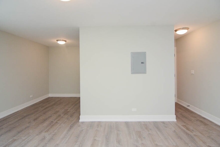 Building Photo - 447 W Surf St