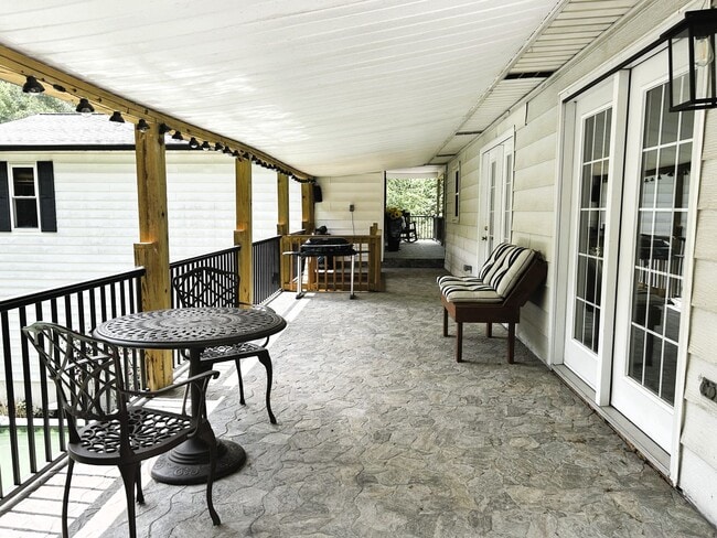 Building Photo - Charming Split-Level Home with Spacious Yard & Modern Updates – Ideal Location!