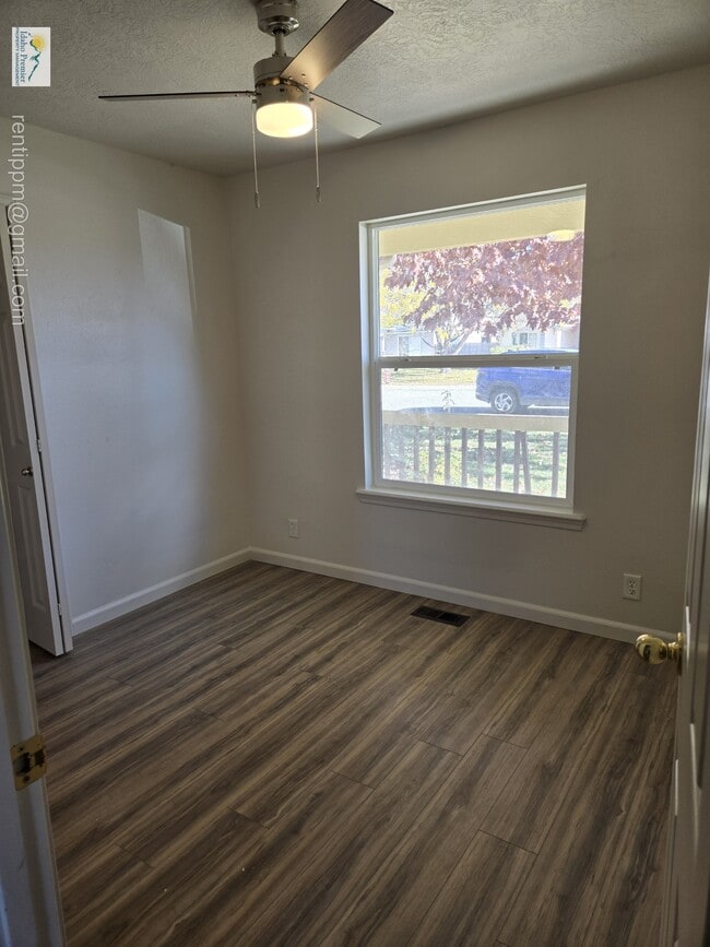 Building Photo - 1671 Klemmer Ave N