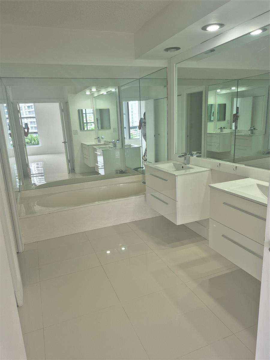 Building Photo - 3600 Mystic Pointe Dr