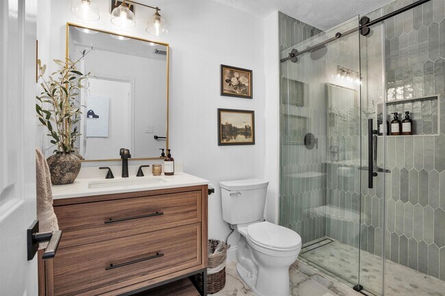 Building Photo - 3006 E Lake Falls Cir