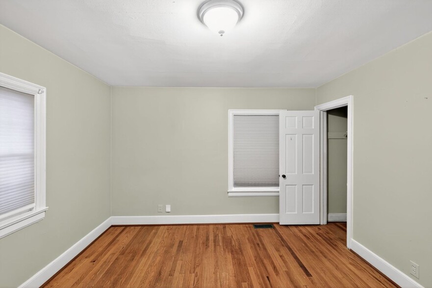 Building Photo - 1106 Elwell Ave