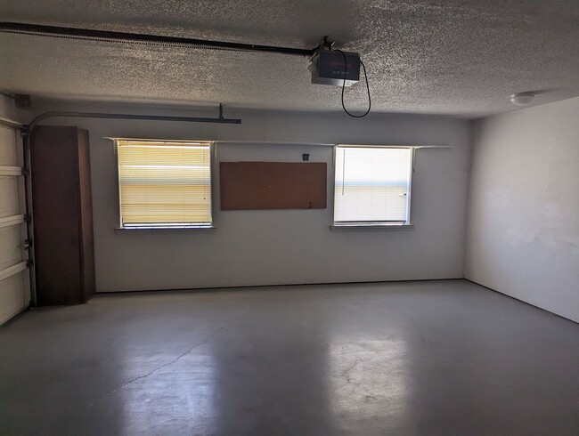 Building Photo - 3 Bedroom / 2 Bath