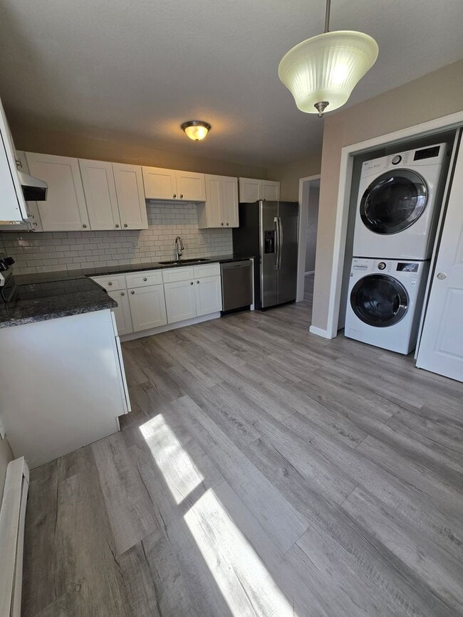 Building Photo - 2 Bedroom Apartment Available Near Regis!