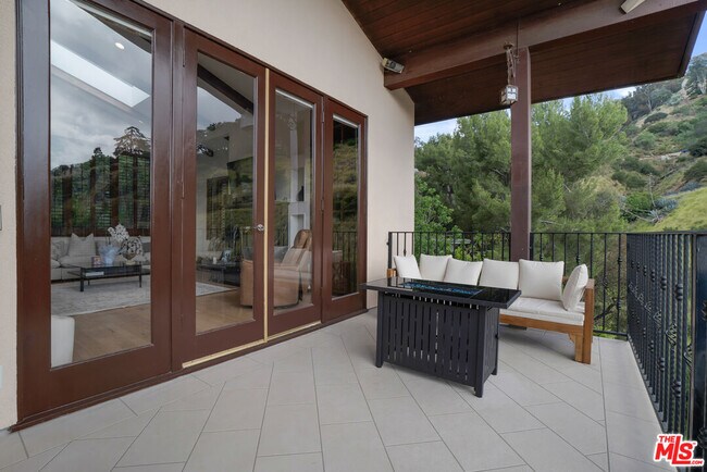 Building Photo - 10160 Cielo Dr