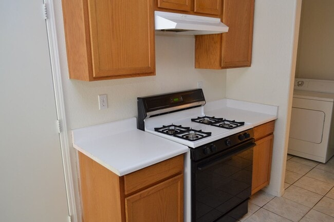 Building Photo - SW - ROOMY 3 BEDROOM 2.5 BATH TOWNHOME - 8...