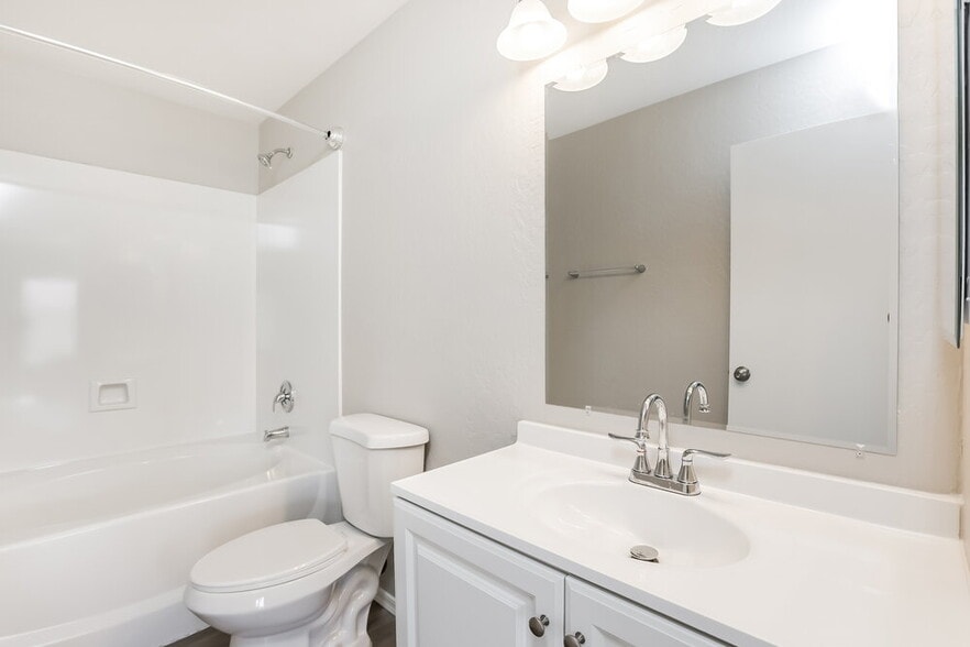 Building Photo - 2224 S 83rd Ln