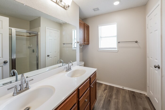 Building Photo - 1005 Meadowbend Dr