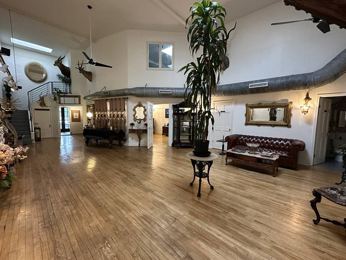 Building Photo - 706 W Pennway St