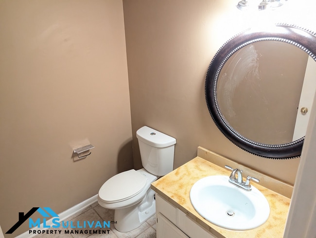 Building Photo - 4100-4105 Five Oaks Dr