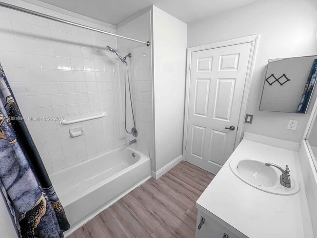 Building Photo - 1015 NW 125th Terrace